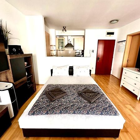 City Center Apartment With Balcony Boedapest Buitenkant foto