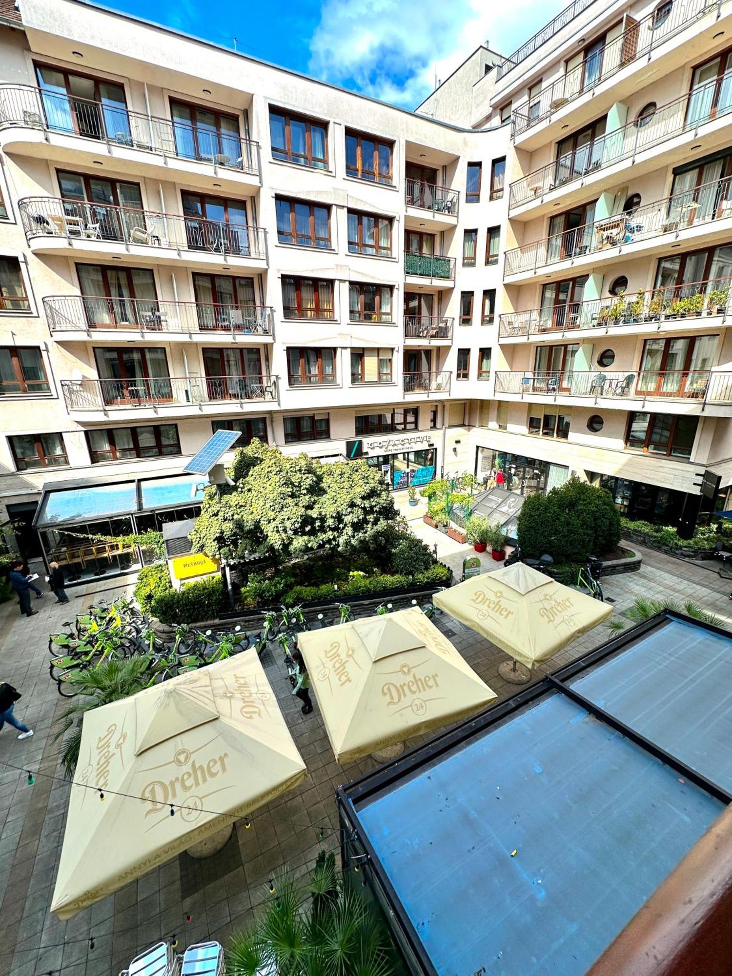 City Center Apartment With Balcony Boedapest Buitenkant foto
