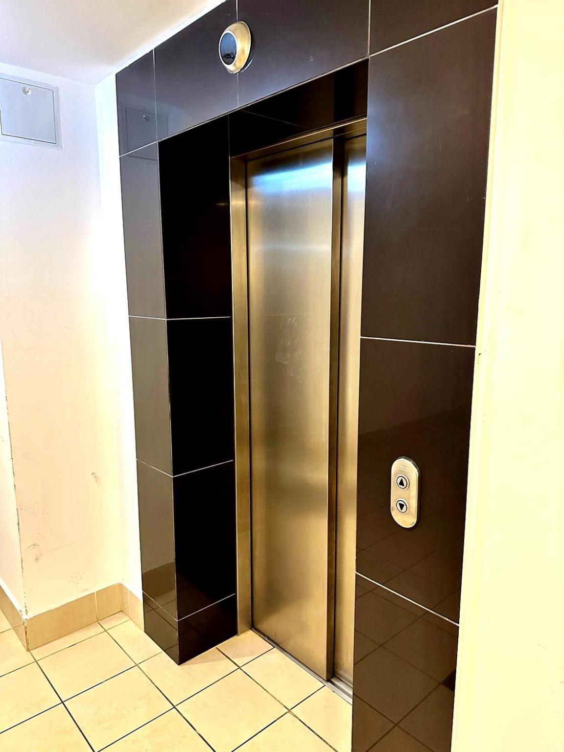 City Center Apartment With Balcony Boedapest Buitenkant foto
