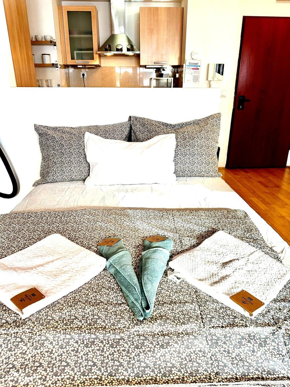 City Center Apartment With Balcony Boedapest Buitenkant foto