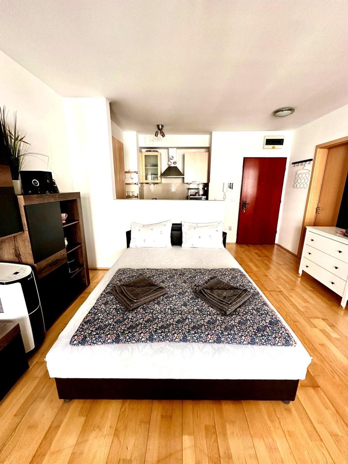 City Center Apartment With Balcony Boedapest Buitenkant foto