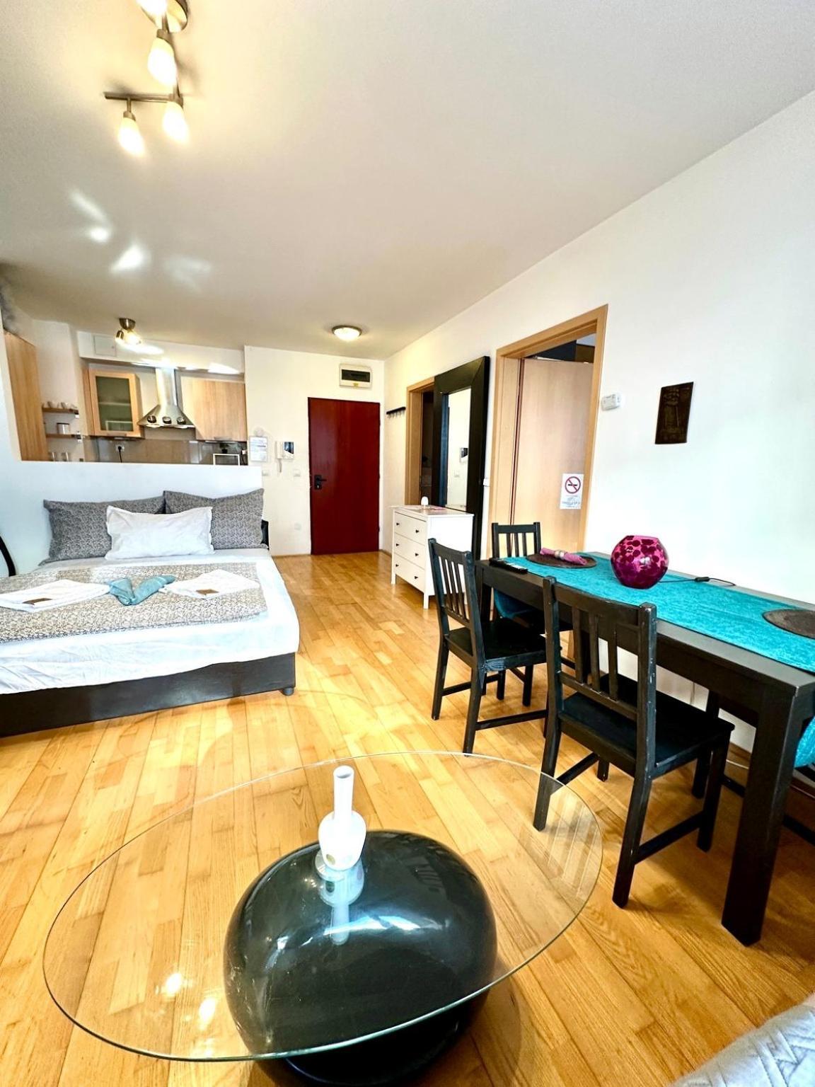 City Center Apartment With Balcony Boedapest Buitenkant foto