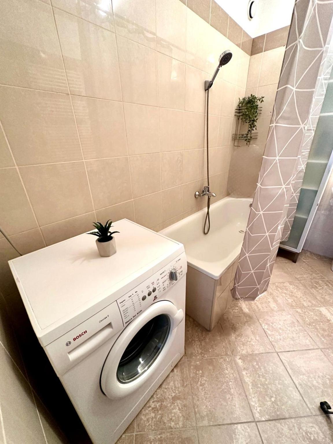 City Center Apartment With Balcony Boedapest Buitenkant foto