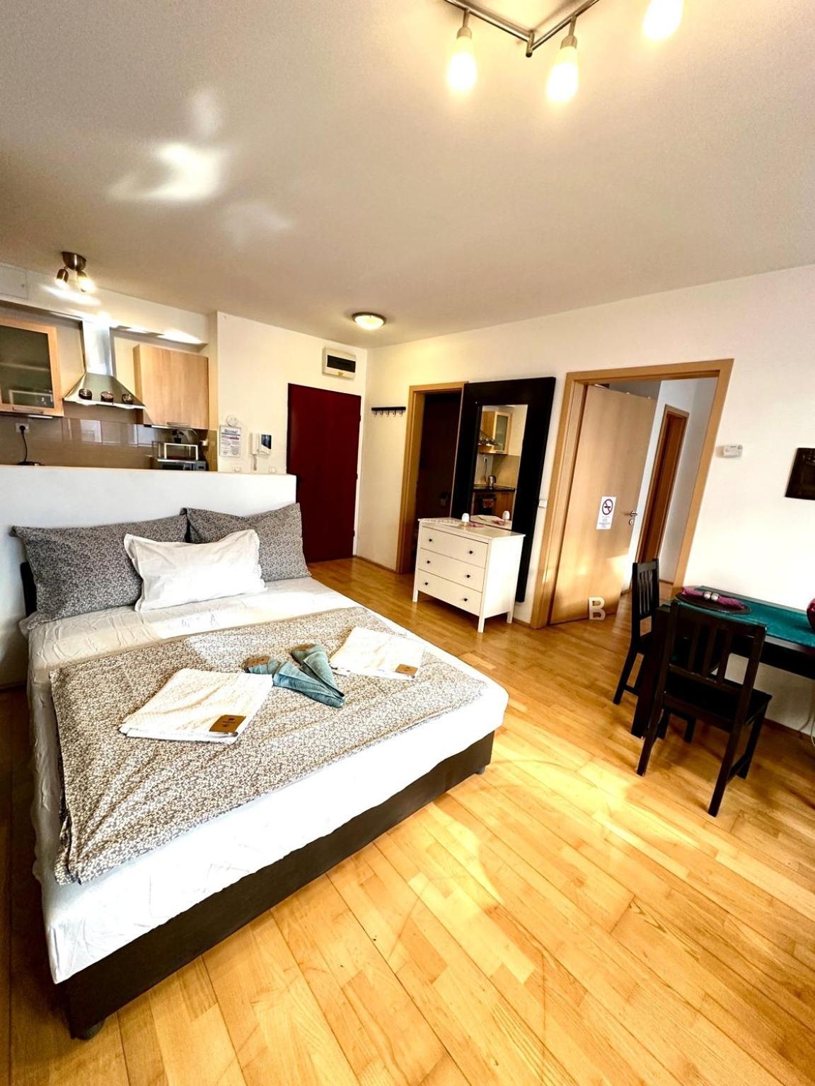 City Center Apartment With Balcony Boedapest Buitenkant foto