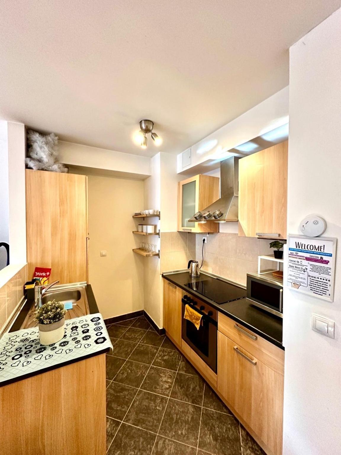 City Center Apartment With Balcony Boedapest Buitenkant foto