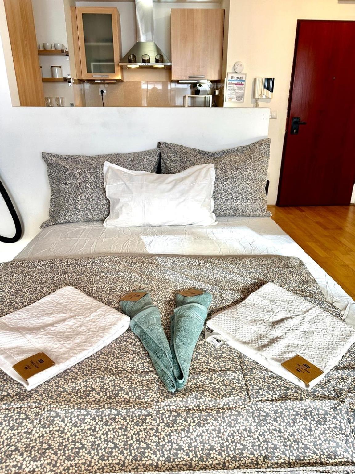 City Center Apartment With Balcony Boedapest Buitenkant foto